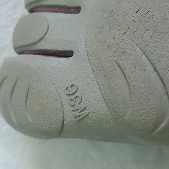 Vibram toe water shoes - Picture 3 of 3